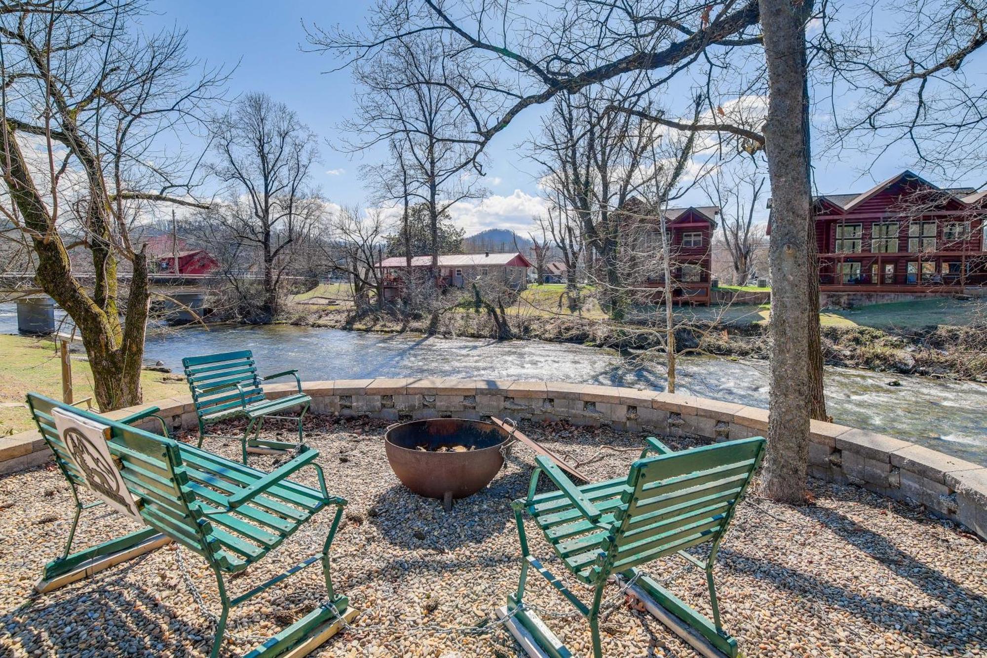 Riverfront Cabin With Hot Tub - 3 Miles To Dollywood Пиджен-Фордж Экстерьер фото